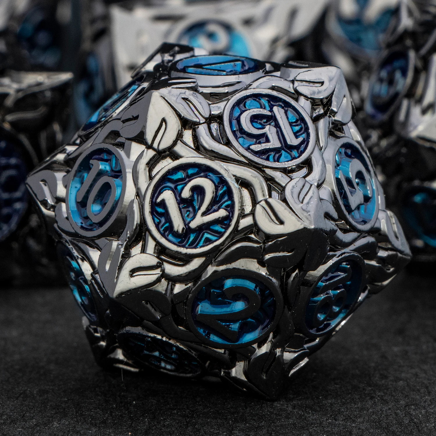 Набор металлических кубиков DND (D&D) черно-синего цвета с ротанговым узором, большие, тяжелые, для ролевых игр D&D (Dungeons and Dragons)
Набор металлических кубиков DND (D&D) черно-синего цвета с ротанговым узором, большие, тяжелые, для ролевых игр D&D (Dungeons and Dragons)