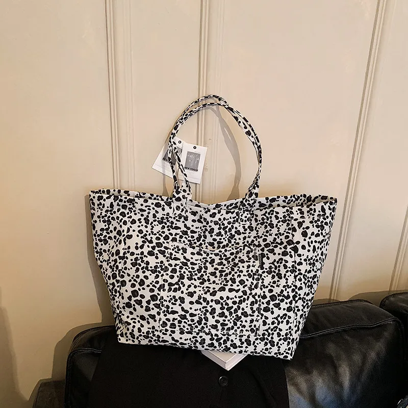 Leopard Print Canvas Tote Bag 2026 New Large Capacity Casual One Shoulder Handbag for Women Lazy Style Commuter Shopping Bag
Leopard Print Canvas Tote Bag 2026 New Large Capacity Casual One Shoulder Handbag for Women Lazy Style Commuter Shopping Bag