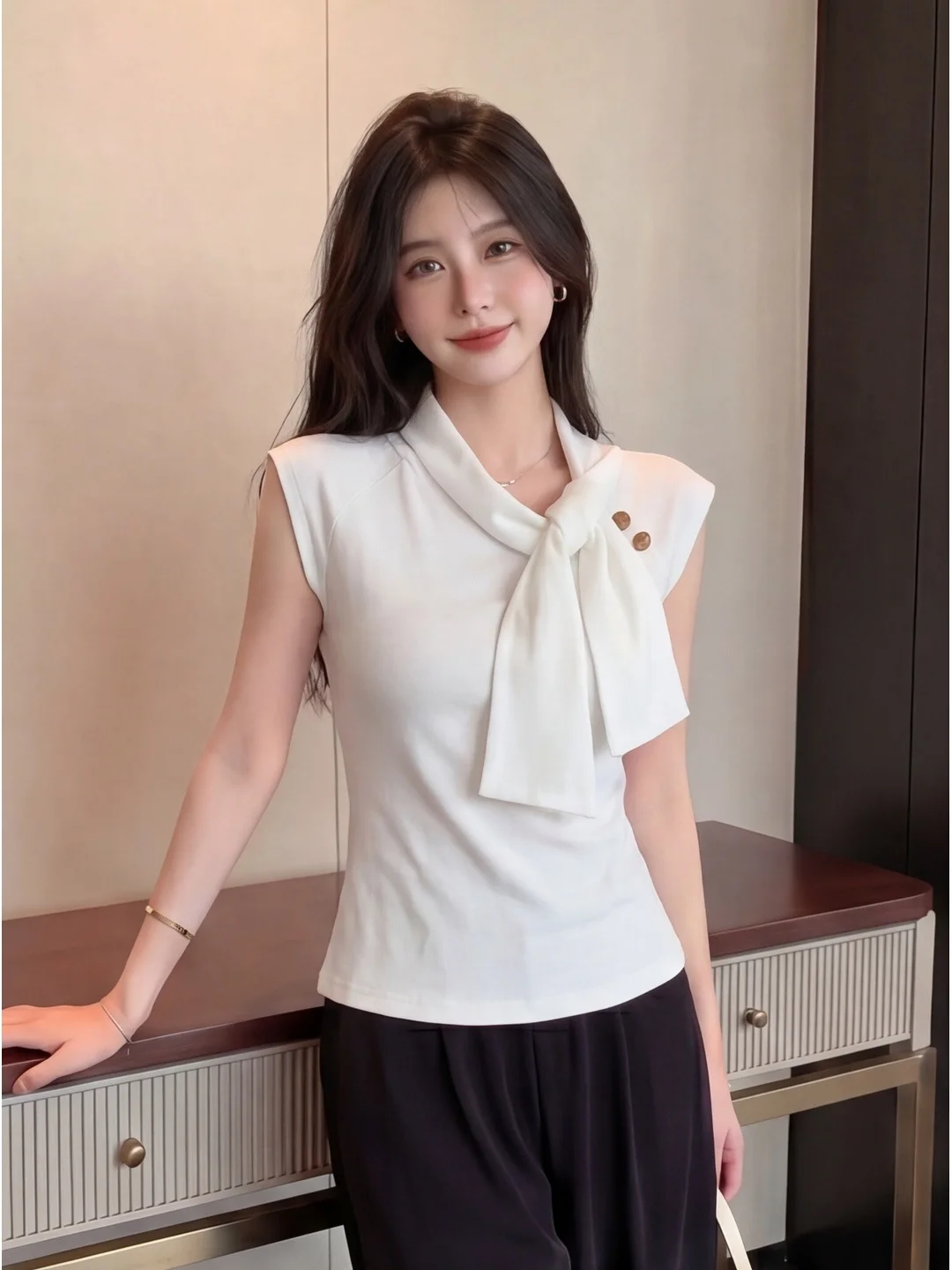 Elegant White Sleeveless Sash T-Shirt Women's Summer Beautiful Design Slimming Waist Trendy Top Knowledge Style Anti-Stain
Elegant White Sleeveless Sash T-Shirt Women's Summer Beautiful Design Slimming Waist Trendy Top Knowledge Style Anti-Stain