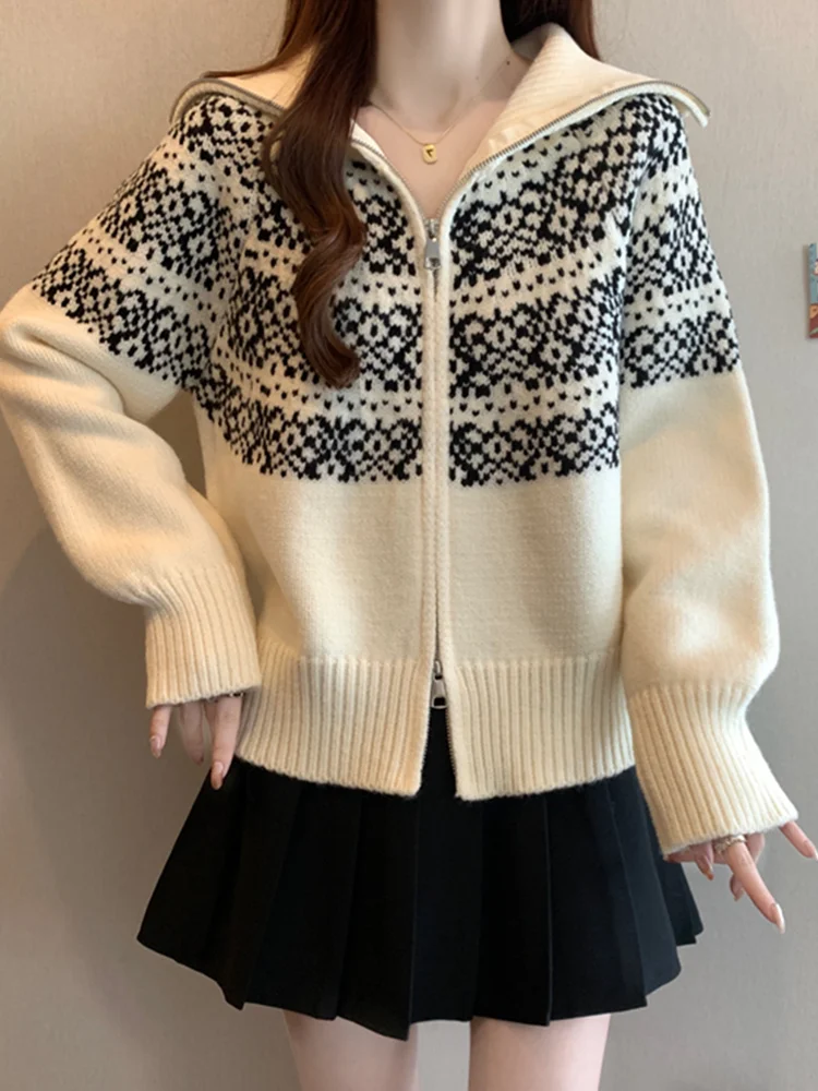 Ретро-кардиган с воротником Fair Isle и двойной молнией, вязаный свитер-пальто для женщин, осенне-зимний, больших размеров, в стиле Lazy Preppy, с высоким воротником
Ретро-кардиган с воротником Fair Isle и двойной молнией, вязаный свитер-пальто для женщин, осенне-зимний, больших размеров, в стиле Lazy Preppy, с высоким воротником