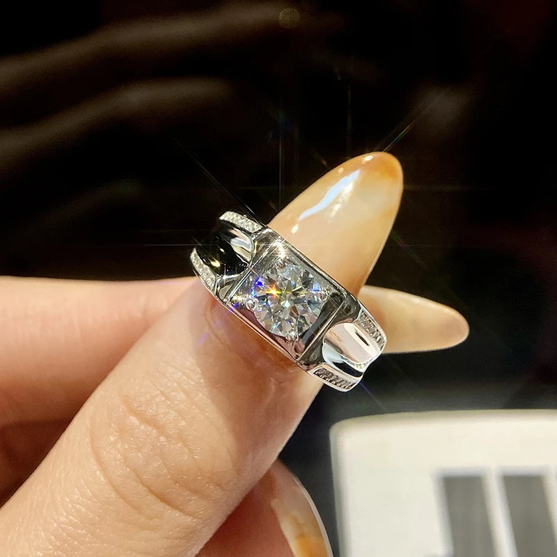 KNB блестящие 1 карат муассанит бриллиант пасьянс обручальные кольца для мужчин оригинальные стерлингового серебра 925 пробы обручальные роскошные ювелирные изделия
KNB блестящие 1 карат муассанит бриллиант пасьянс обручальные кольца для мужчин оригинальные стерлингового серебра 925 пробы обручальные роскошные ювелирные изделия