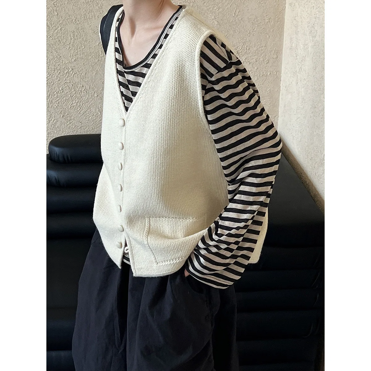 Japan Solid Color Bag Buckle V-neck Knitted Sweater Vest Women's Early Autumn New Outfit Layered Sweater Vest Ss531
Japan Solid Color Bag Buckle V-neck Knitted Sweater Vest Women's Early Autumn New Outfit Layered Sweater Vest Ss531