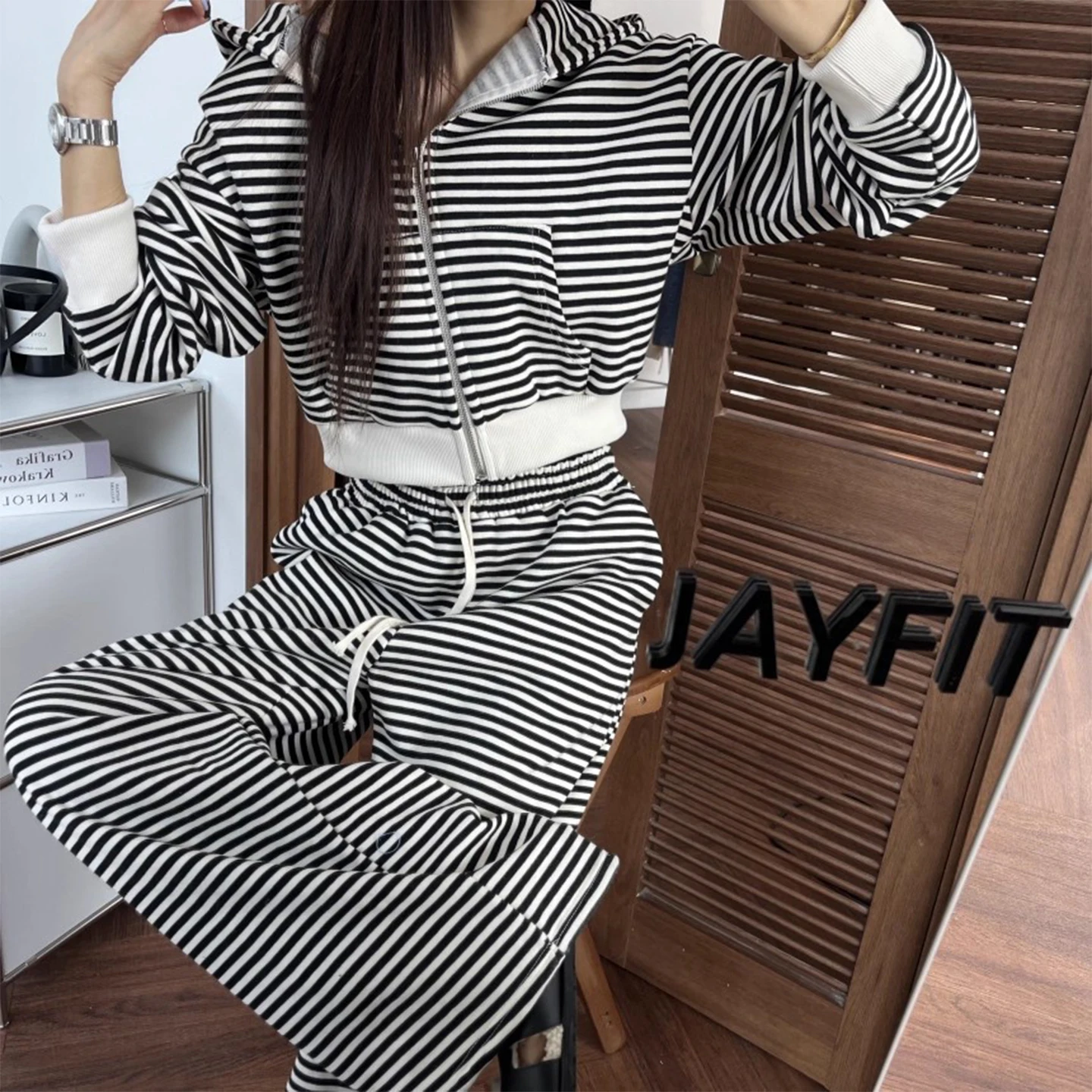 Gagarich модный комплект с цветными блоками, короткая полосатая куртка с капюшоном, женская зимняя куртка с эластичной резинкой на талии, повседневные брюки 2025 г.
Gagarich модный комплект с цветными блоками, короткая полосатая куртка с капюшоном, женская зимняя куртка с эластичной резинкой на талии, повседневные брюки 2025 г.