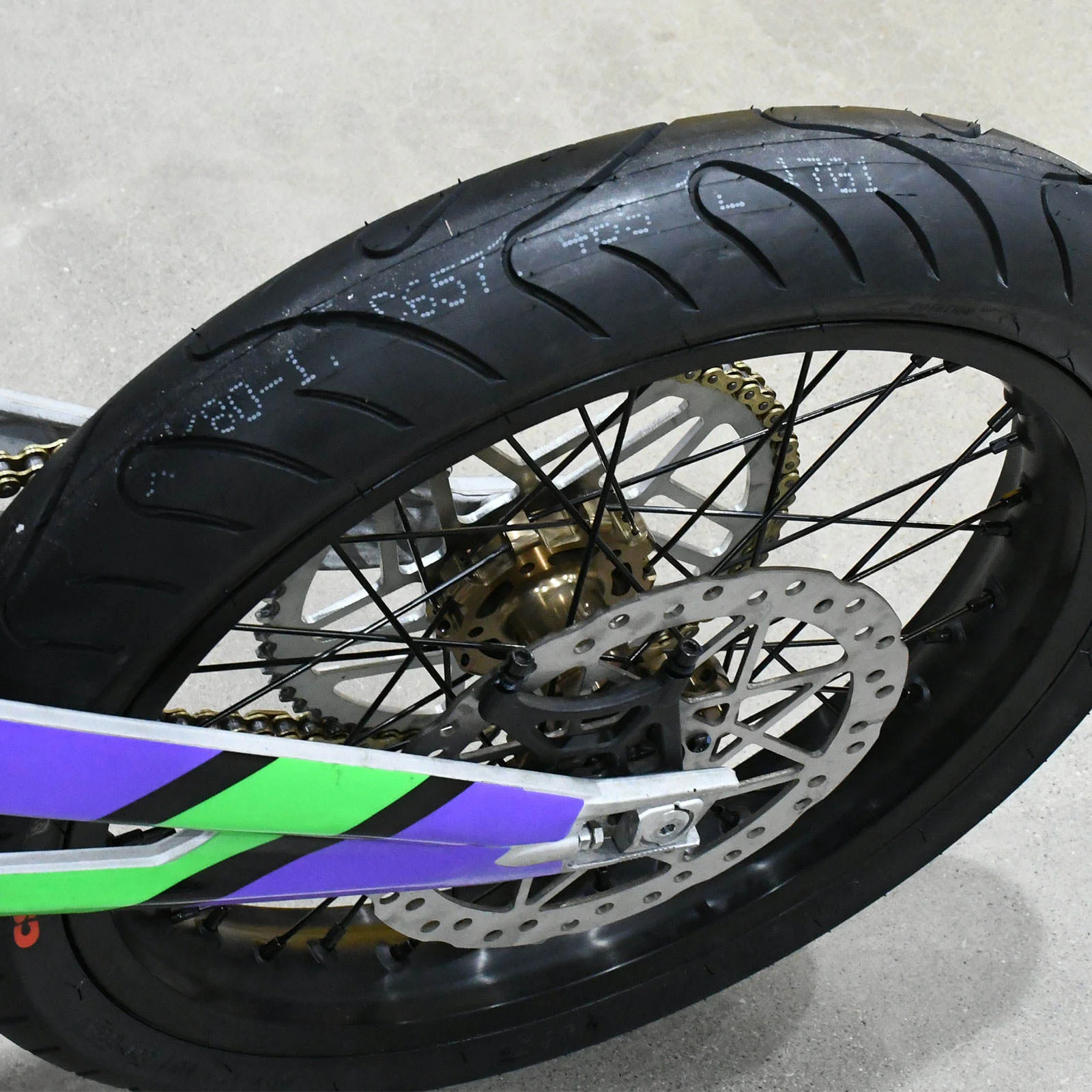 For Surron 17 Inch Supermoto Wheels Light Bee 70/90-17 Front and 90/80-17 Rear Wheel Kit with Tires Hubs On Road Electric Dirt Bike High-quality Motorcycle Accessories
For Surron 17 Inch Supermoto Wheels Light Bee 70/90-17 Front and 90/80-17 Rear Wheel Kit with Tires Hubs On Road Electric Dirt Bike High-quality Motorcycle Accessories