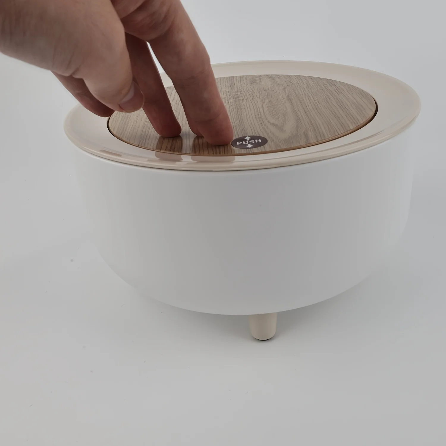 Japanese style Nordic mini desktop trash can, household kitchen, desk, paper basket, can with lid for storing miscellaneous item
Japanese style Nordic mini desktop trash can, household kitchen, desk, paper basket, can with lid for storing miscellaneous item