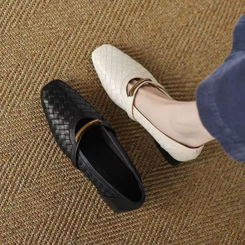 Женские модные и высококачественные тканые кожаные металлические украшения квадратные удобные универсальные туфли на низком каблуке
Женские модные и высококачественные тканые кожаные металлические украшения квадратные удобные универсальные туфли на низком каблуке