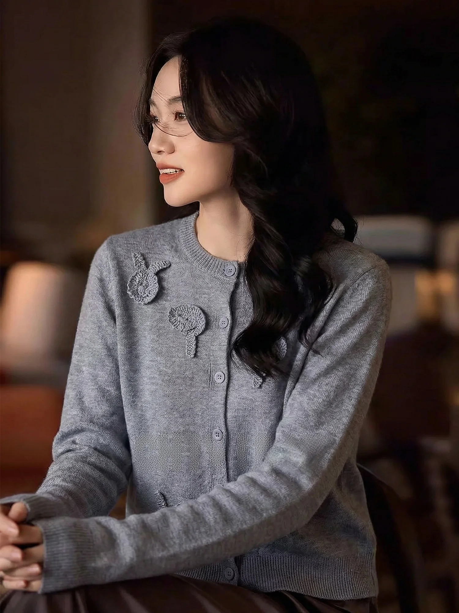 Chivirin Grey Knitted Open Cardigan Women's Spring Fashion Soft Cotton Cashmere Blend Comfortable Fit 3D Flower Embroidery
Chivirin Grey Knitted Open Cardigan Women's Spring Fashion Soft Cotton Cashmere Blend Comfortable Fit 3D Flower Embroidery