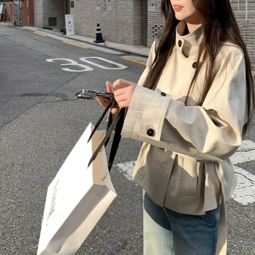 2025 Pre-Autumn Korean Trench Coat Jacket Women's Short British Style Standing Collar Waist
2025 Pre-Autumn Korean Trench Coat Jacket Women's Short British Style Standing Collar Waist
