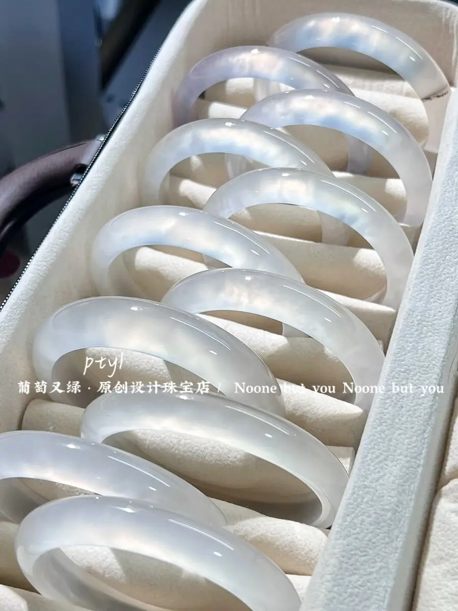 Water foam jade bracelet, white moonlight bracelet, high ice agate bracelet, female ice transparent chalcedony bracelet.
Water foam jade bracelet, white moonlight bracelet, high ice agate bracelet, female ice transparent chalcedony bracelet.