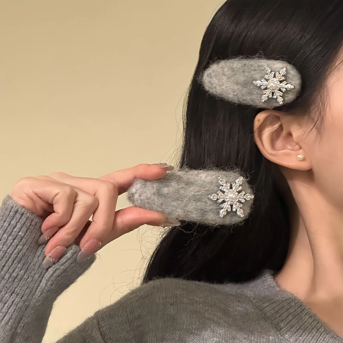 Gray plush snowflake hairpins, bangs, side clips, sweet autumn and winter atmosphere, and light snow breaking clips
Gray plush snowflake hairpins, bangs, side clips, sweet autumn and winter atmosphere, and light snow breaking clips