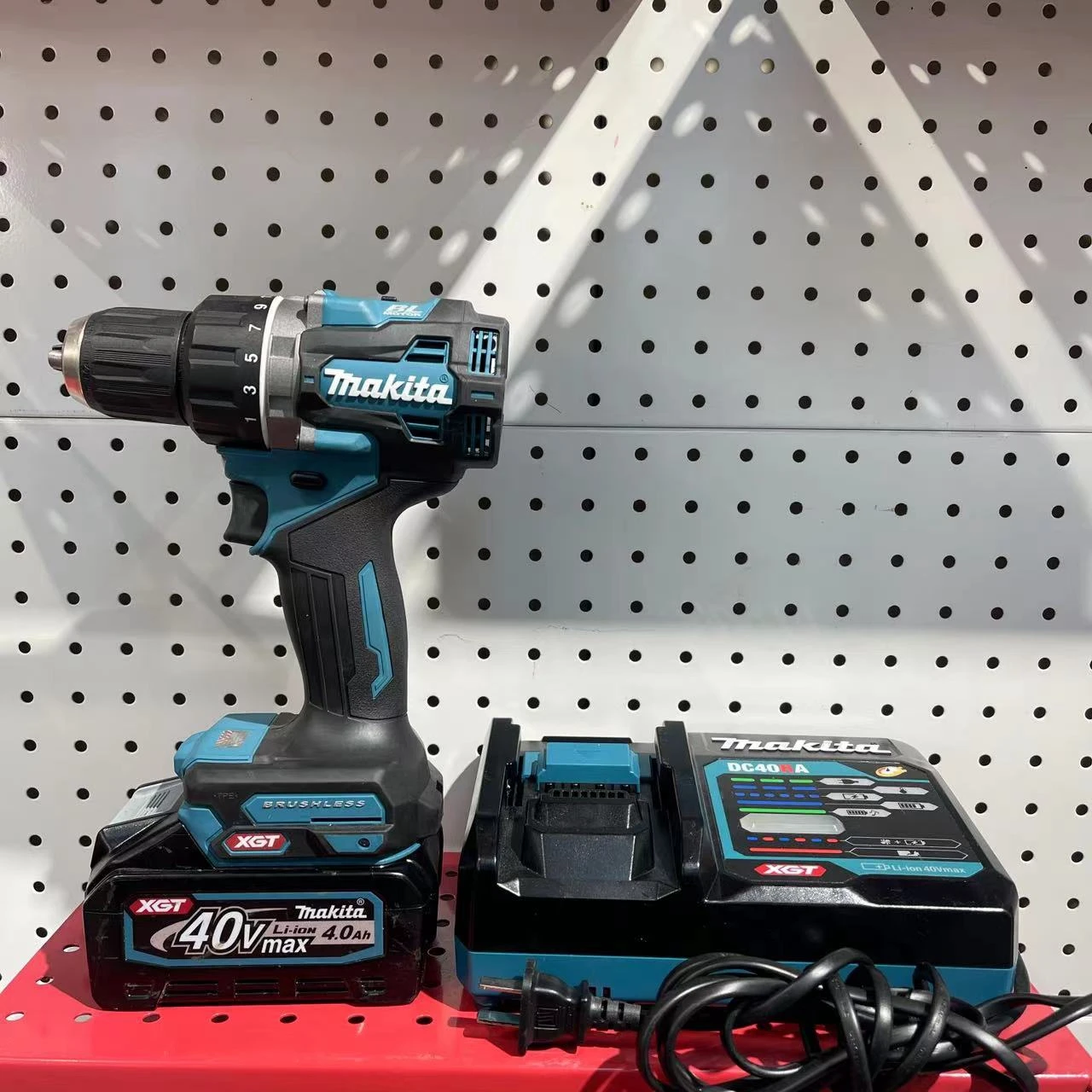 Makita DF002G Brushless Charging Drill 40V Lithium Battery Electric Drill includes a 4.0AH battery and charger
Makita DF002G Brushless Charging Drill 40V Lithium Battery Electric Drill includes a 4.0AH battery and charger