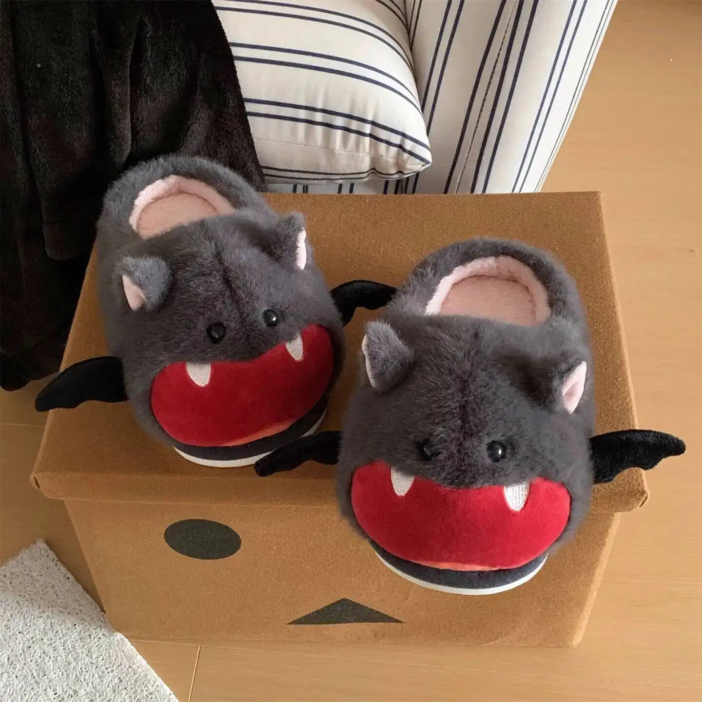 Funny Bat Plush Slippers 2025 Winter New Unisex Halloween Bat Furry Home Slippers Warm Non Slip Cotton Indoor Household Slippers
Funny Bat Plush Slippers 2025 Winter New Unisex Halloween Bat Furry Home Slippers Warm Non Slip Cotton Indoor Household Slippers