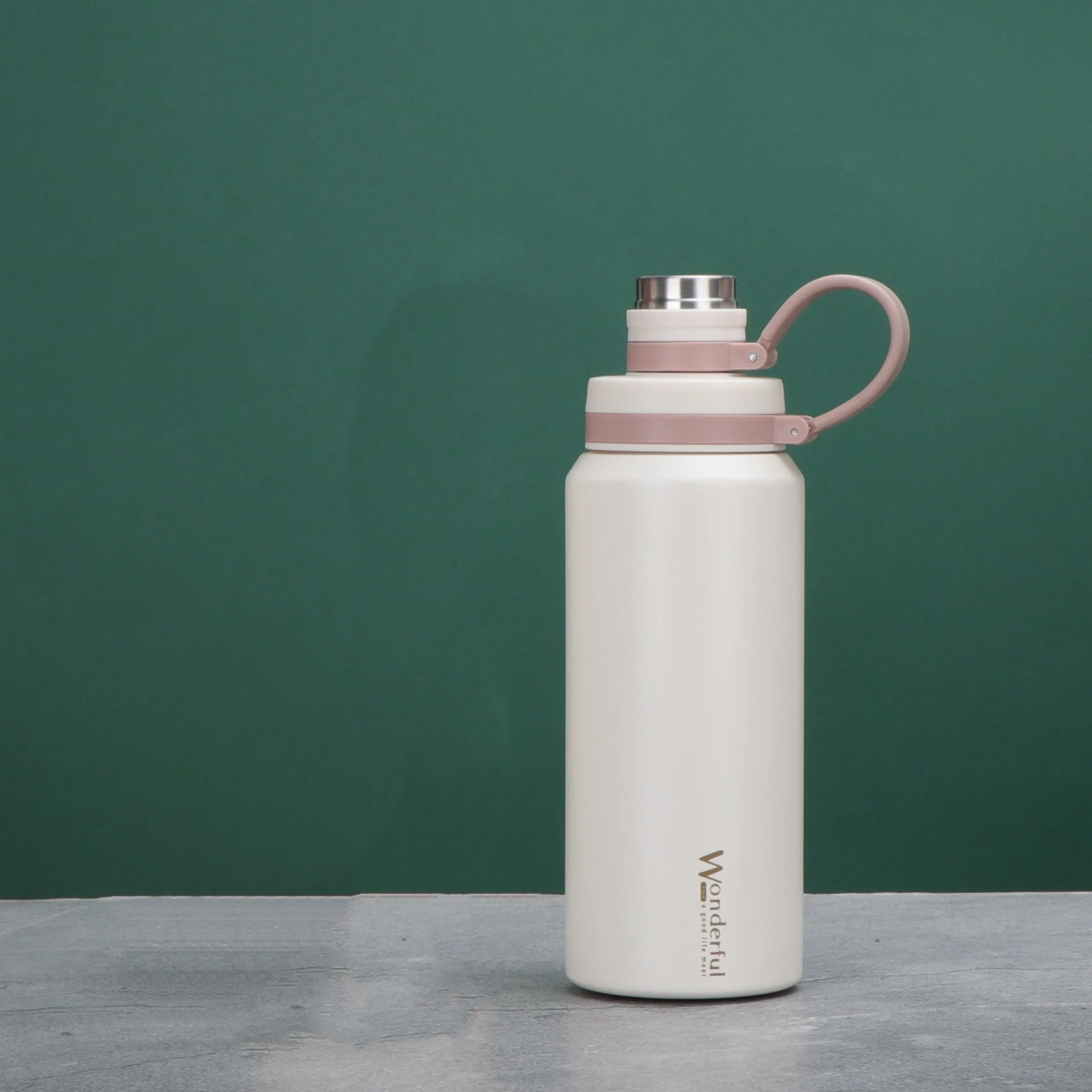 Personalized trendy sports thermos cup 304 stainless steel large capacity simple portable handle outdoor travel cup,600ml
Personalized trendy sports thermos cup 304 stainless steel large capacity simple portable handle outdoor travel cup,600ml