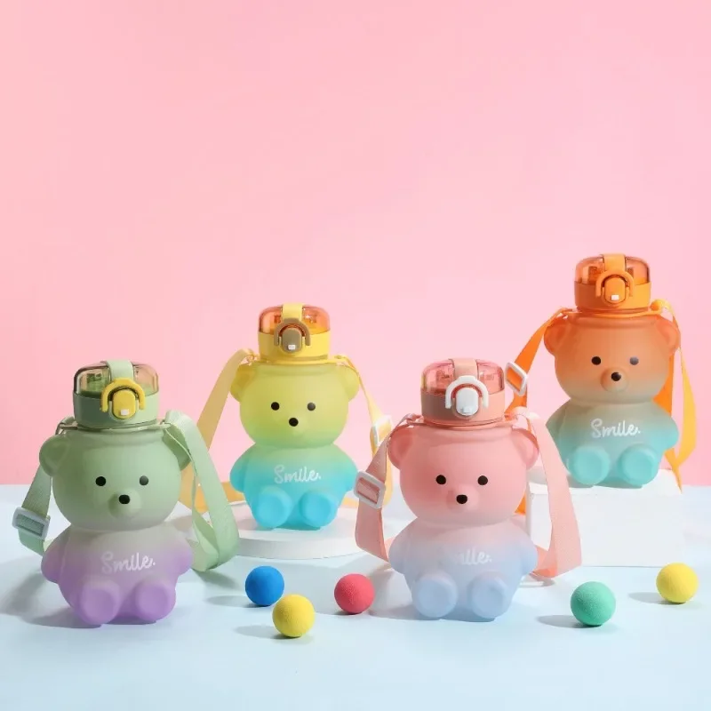 Kawaii детские бутылки для воды с ремешком, герметичные пластиковые чашки для питья для девочек и женщин, школьные виды спорта, кемпинга, пикника, пешего туризма, путешествий
Kawaii детские бутылки для воды с ремешком, герметичные пластиковые чашки для питья для девочек и женщин, школьные виды спорта, кемпинга, пикника, пешего туризма, путешествий