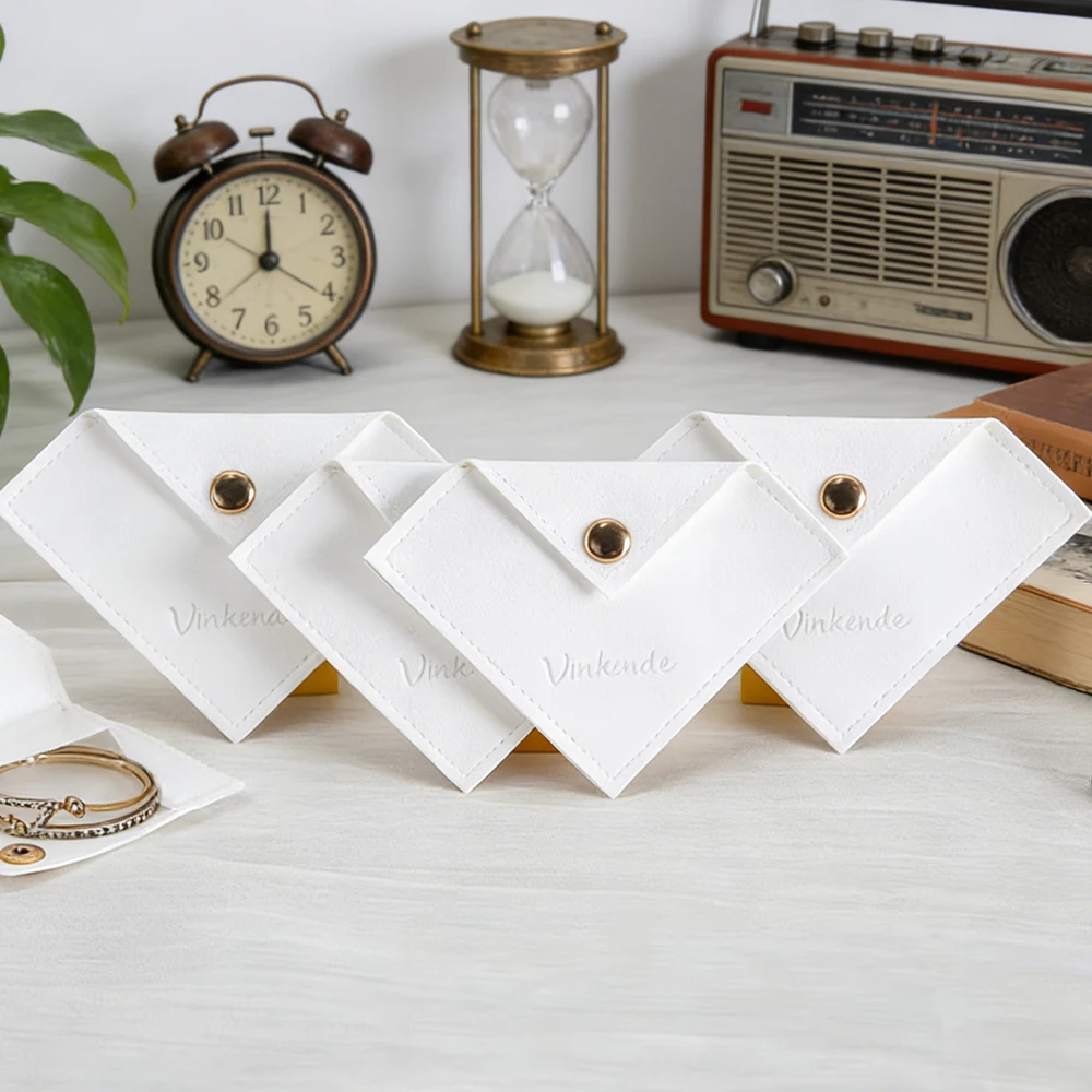 Microfiber Velvet Flap Triangle Jewelry Pouch for Earrings Necklaces Bracelet Ring Custom Logo Jewellry Packaging Pouch Snap Bag
Microfiber Velvet Flap Triangle Jewelry Pouch for Earrings Necklaces Bracelet Ring Custom Logo Jewellry Packaging Pouch Snap Bag