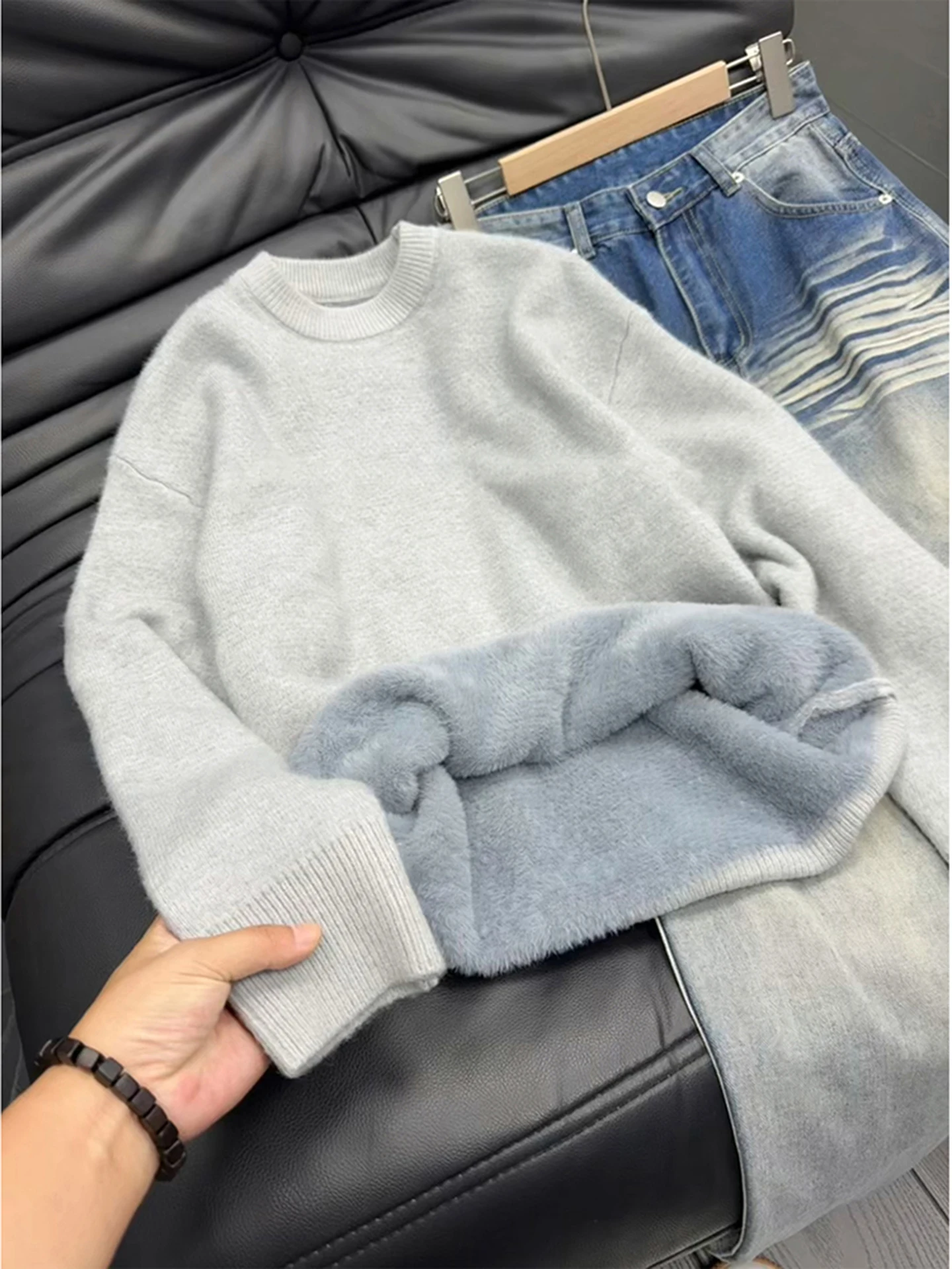 Thiened Fce Men's Knitted Sweater Winter Inner Wear Soft Cozy Lazy High-End Feeling Woolen Coat Casual Loose Fit Long Sl...
Thiened Fce Men's Knitted Sweater Winter Inner Wear Soft Cozy Lazy High-End Feeling Woolen Coat Casual Loose Fit Long Sl...