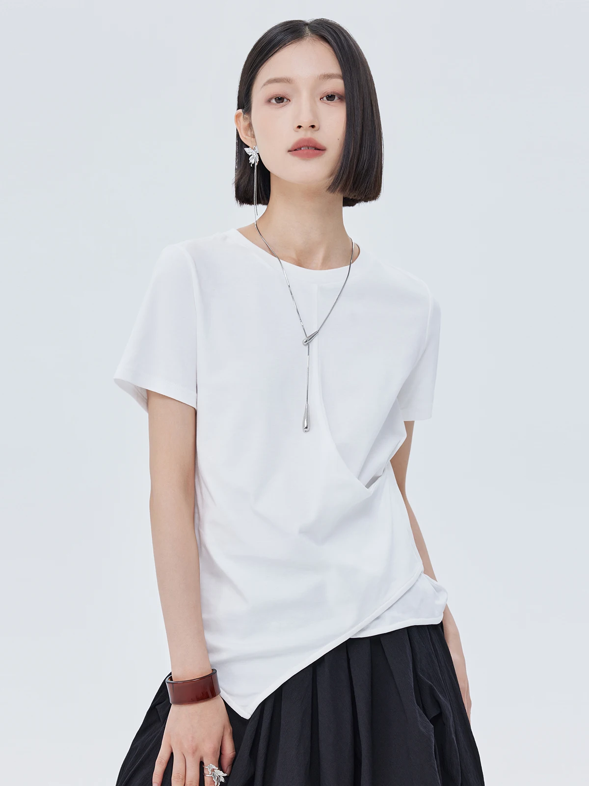 Женская хлопковая футболка с круглым вырезом и эластичными вставками на плечах, белая, в корейском стиле, летняя мода 2025
Женская хлопковая футболка с круглым вырезом и эластичными вставками на плечах, белая, в корейском стиле, летняя мода 2025