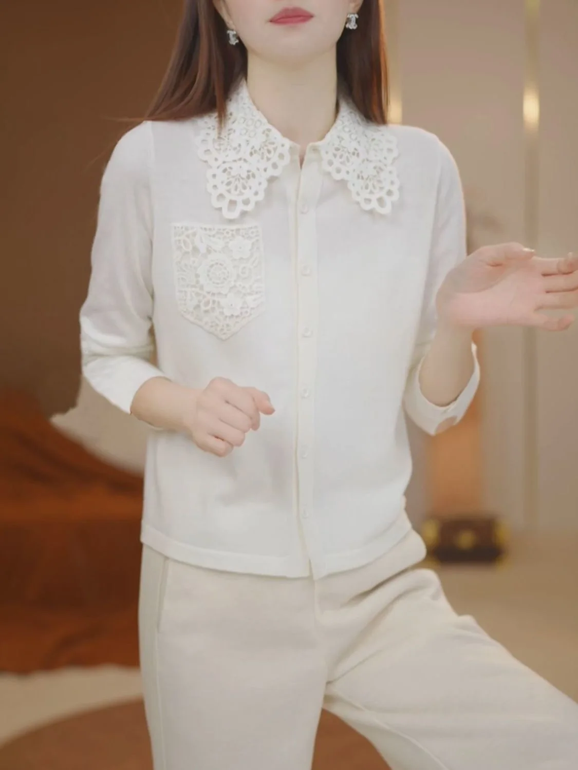 White Lace Splice Collar German Velvet Long Sve Base irt Women Autumn Winter Korean Sle Slimming Inner Wear Top
White Lace Splice Collar German Velvet Long Sve Base irt Women Autumn Winter Korean Sle Slimming Inner Wear Top