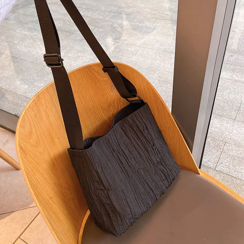 Pleated Port Wind Large Capacity Waterproof Nylon Cloth Single Shoulder Crossbody Large Bag Student Women's Bag All-match
Pleated Port Wind Large Capacity Waterproof Nylon Cloth Single Shoulder Crossbody Large Bag Student Women's Bag All-match