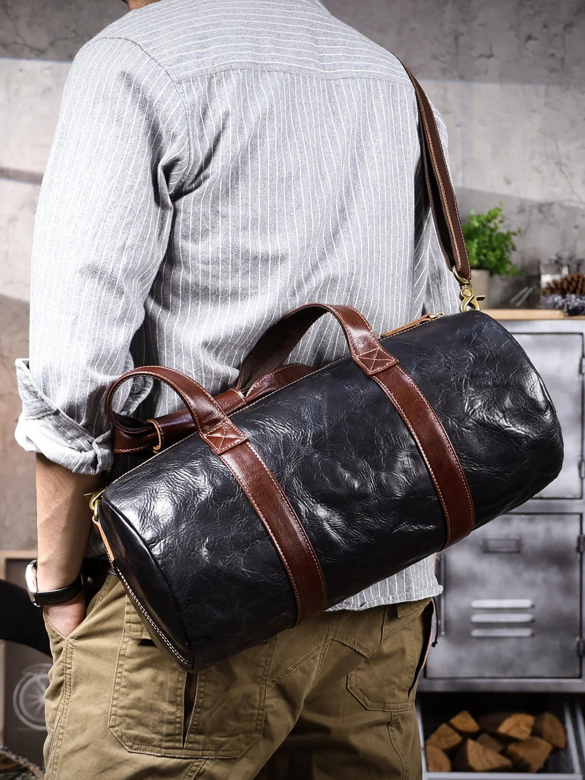 Simple vintage designer handmade first layer cowhide men's handbags outdoor travel genuine leather large-capacity shoulder bag
Simple vintage designer handmade first layer cowhide men's handbags outdoor travel genuine leather large-capacity shoulder bag