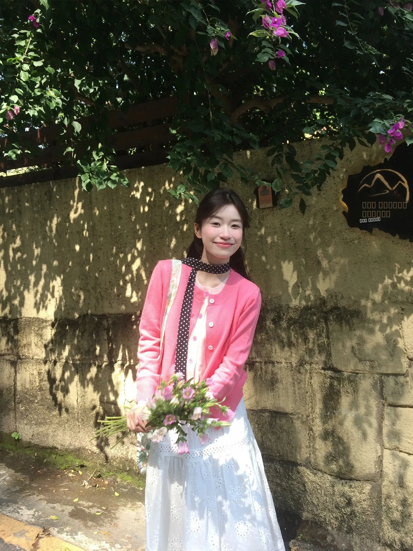 Розовый вязаный кардиган и юбка с высокой талией: комплект из двух предметов для женщин. Нежный осенний модный комплект. Новинка.
Розовый вязаный кардиган и юбка с высокой талией: комплект из двух предметов для женщин. Нежный осенний модный комплект. Новинка.