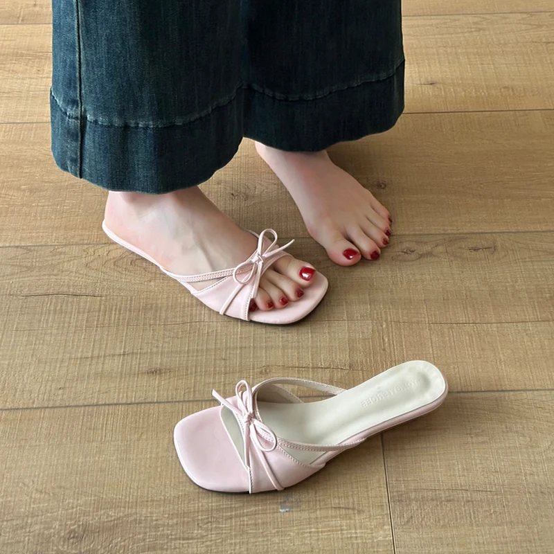 Nude Knot Slide Sandals Women Summer Outdoor Wear 2026 New Style Match Skirts Slope Heel Gentle Versatile Cool
Nude Knot Slide Sandals Women Summer Outdoor Wear 2026 New Style Match Skirts Slope Heel Gentle Versatile Cool