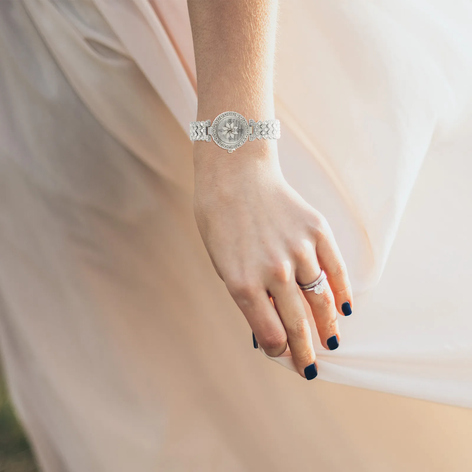 Женские кварцевые наручные часы с украшениями из страз, повседневные часы с регулируемым ремешком, модные женские часы, изысканный стиль для всех.
Женские кварцевые наручные часы с украшениями из страз, повседневные часы с регулируемым ремешком, модные женские часы, изысканный стиль для всех.