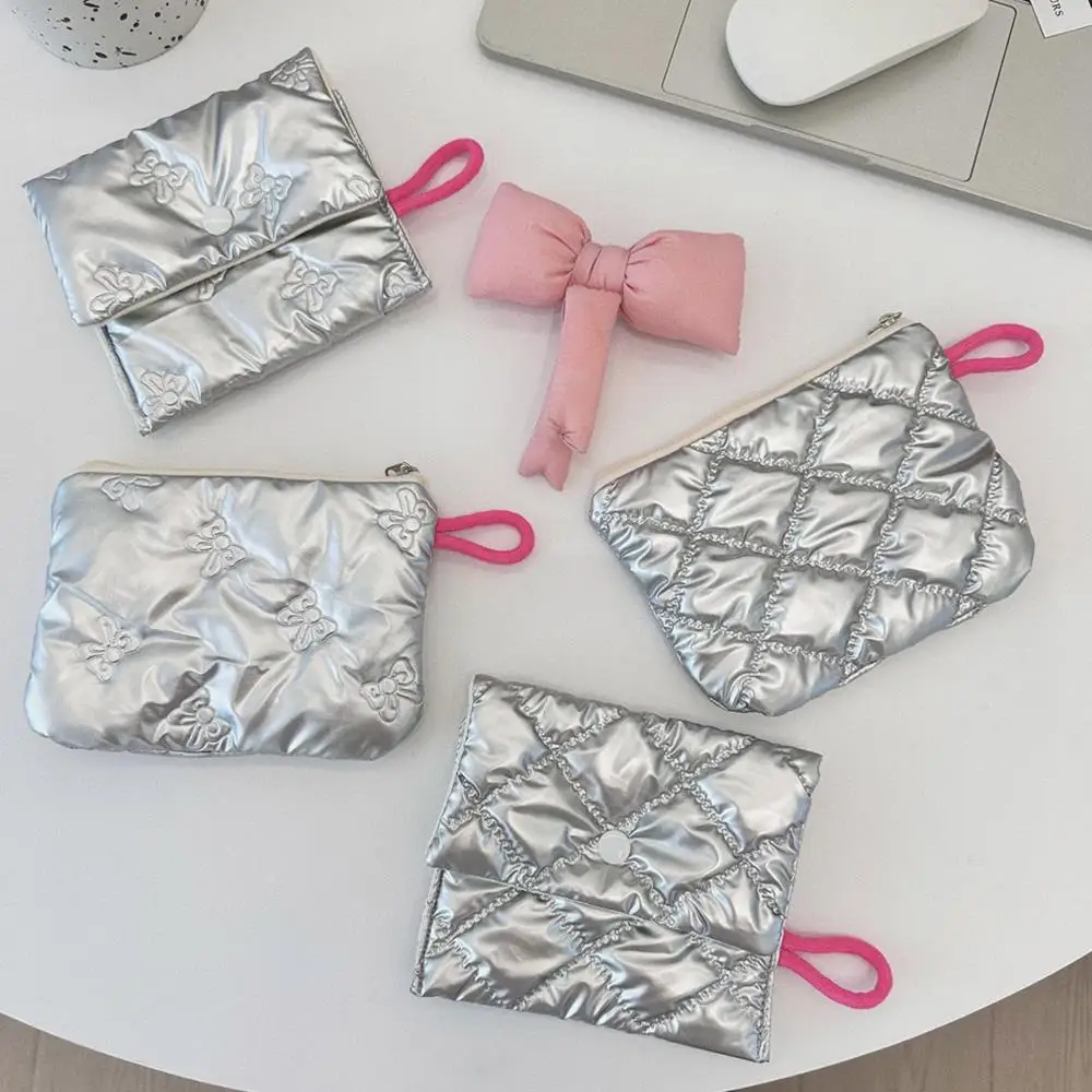Y2K Ins Silver Love Clutch Bag Cute Coin Bag Coin Purse Coin Pouch Mini Makeup Bags Key Lipstick Earphone Data Cable Storage Bag
Y2K Ins Silver Love Clutch Bag Cute Coin Bag Coin Purse Coin Pouch Mini Makeup Bags Key Lipstick Earphone Data Cable Storage Bag