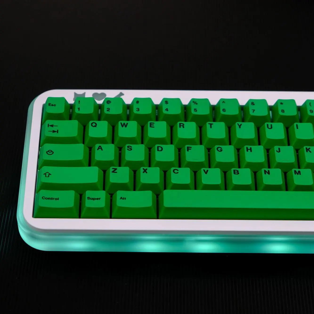 Green engraved original highly sublimated keycap root PBT material adaptation 75/87/98/104
Green engraved original highly sublimated keycap root PBT material adaptation 75/87/98/104