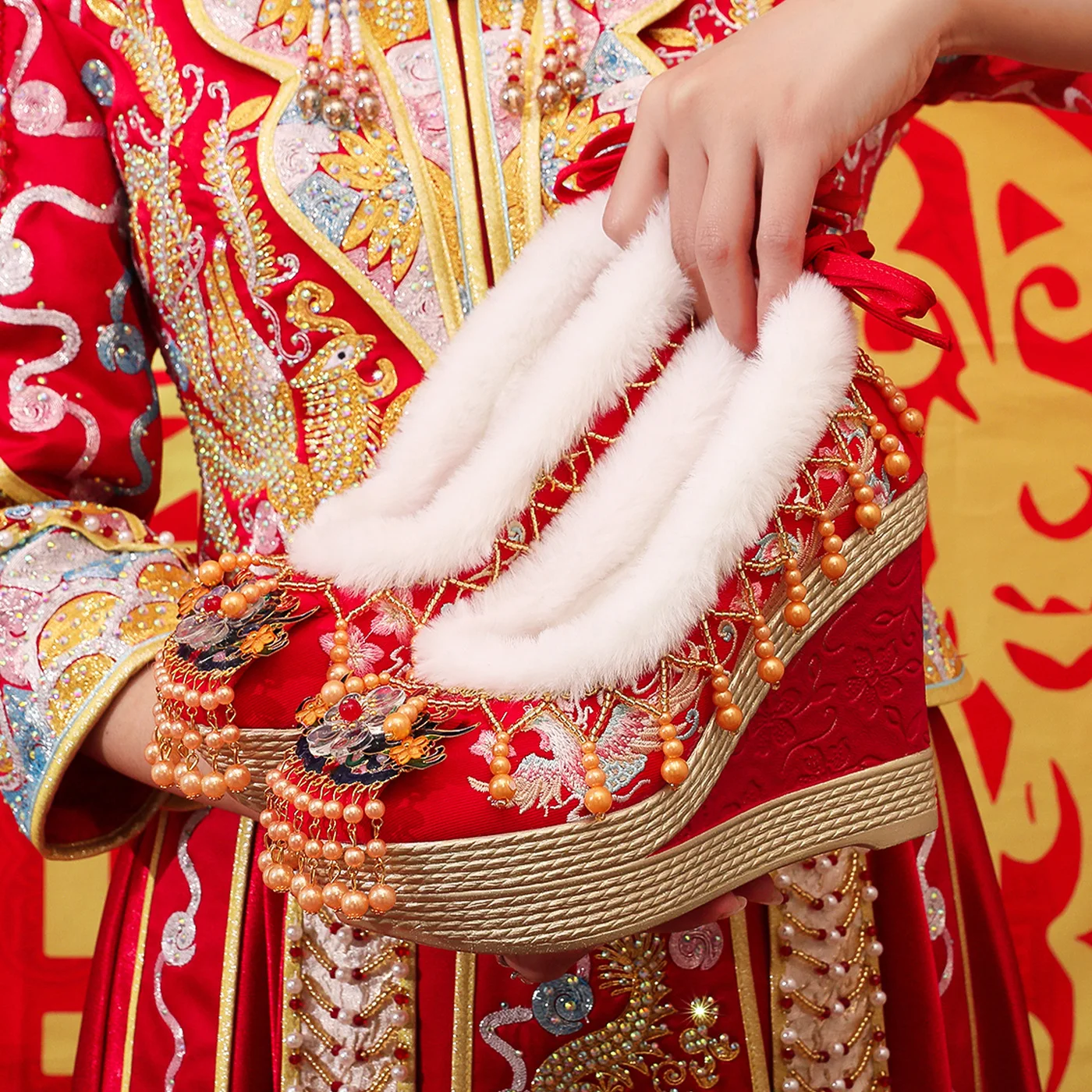 Свадебные туфли на высоком каблуке в стиле Ханьфу, ручной работы, легкие, роскошные, в старинном китайском стиле, с вышивкой Сюхэ Мин.
Свадебные туфли на высоком каблуке в стиле Ханьфу, ручной работы, легкие, роскошные, в старинном китайском стиле, с вышивкой Сюхэ Мин.