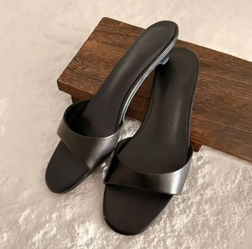 Women's Summer Solid Color Simple Versatile Casual Open-toed Slippers 2026 New Trendy Non-slip Comfortable High-quality Slippers
Women's Summer Solid Color Simple Versatile Casual Open-toed Slippers 2026 New Trendy Non-slip Comfortable High-quality Slippers