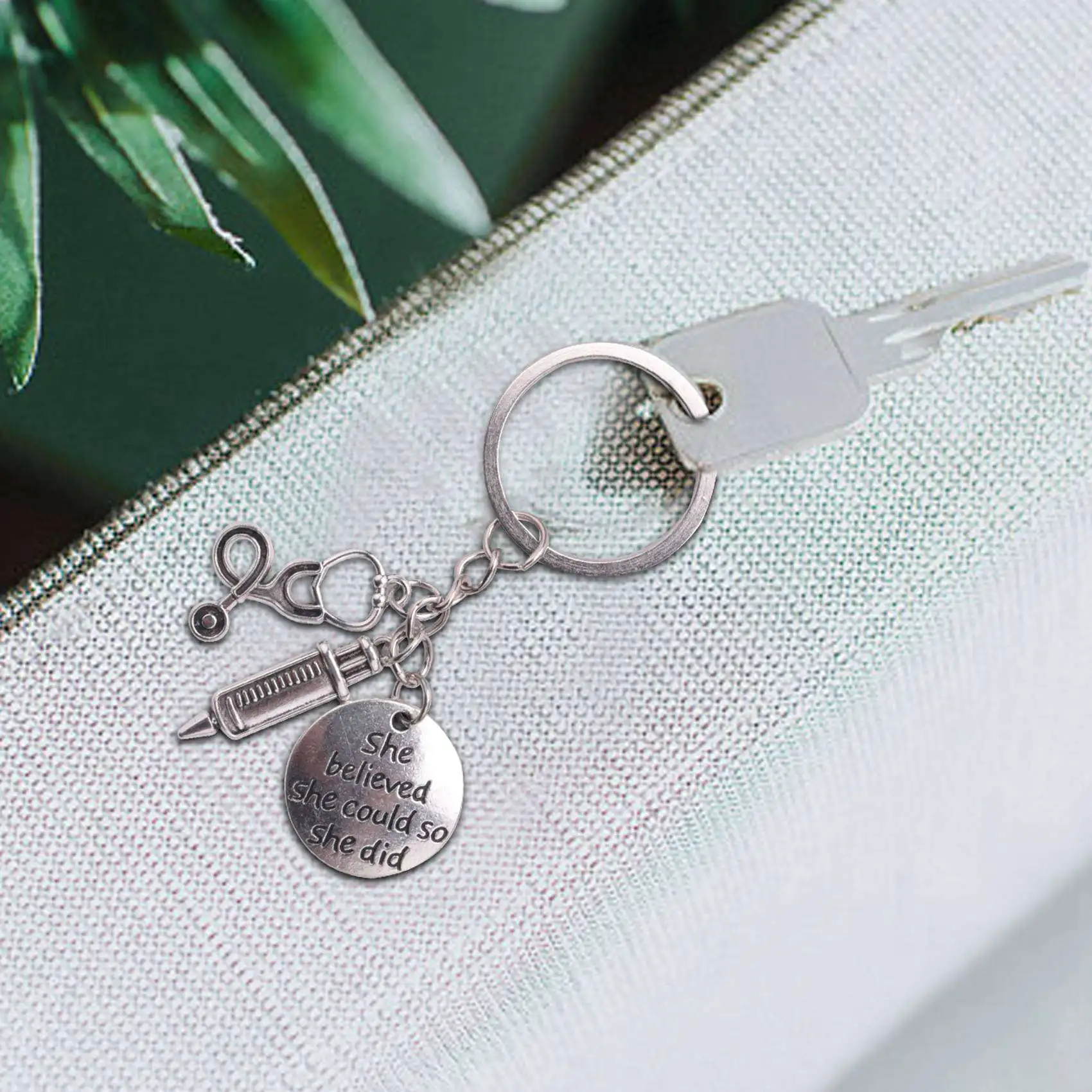 Ведущий шприц, брелок для ключей со стетоскопом, брелок для ключей, медсестра, студенческий подарок на выпускной, ювелирные изделия 
Ведущий шприц, брелок для ключей со стетоскопом, брелок для ключей, медсестра, студенческий подарок на выпускной, ювелирные изделия