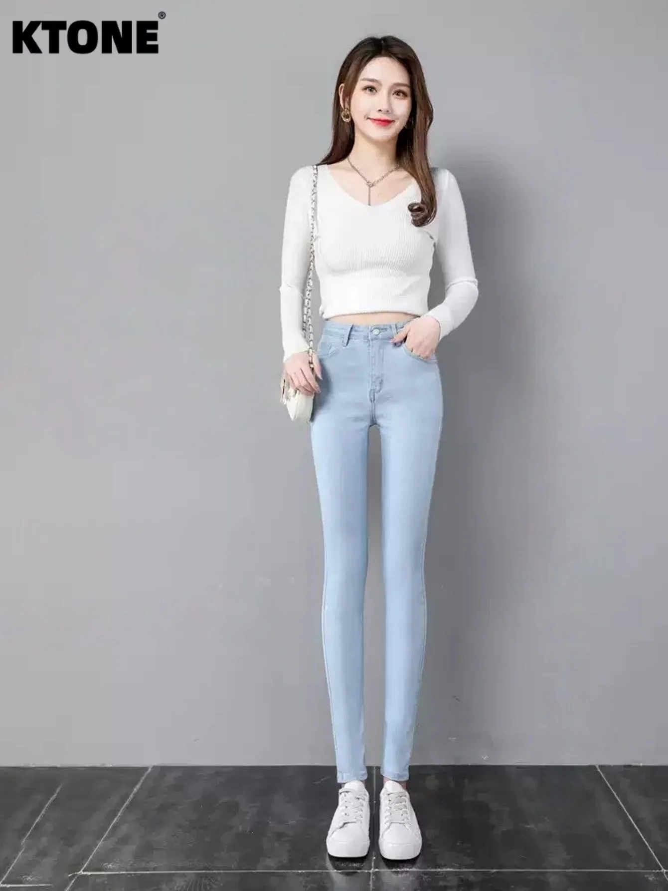 Мужские джинсы Original Blue Slim Denim Retro Drip. Аксессуары и ремни в комплект не входят.
Мужские джинсы Original Blue Slim Denim Retro Drip. Аксессуары и ремни в комплект не входят.