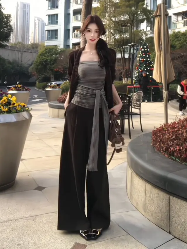 Slimming Stripe Tube Top And Wide Leg Pants Set for Women Casual Spring Fashion Three Piece Ensemble Elegant Design
Slimming Stripe Tube Top And Wide Leg Pants Set for Women Casual Spring Fashion Three Piece Ensemble Elegant Design