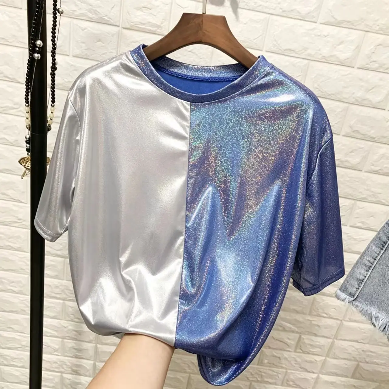 Loose-Fit Women's T‑Shirt with Shiny Reflective Short Sleeves
Loose-Fit Women's T‑Shirt with Shiny Reflective Short Sleeves