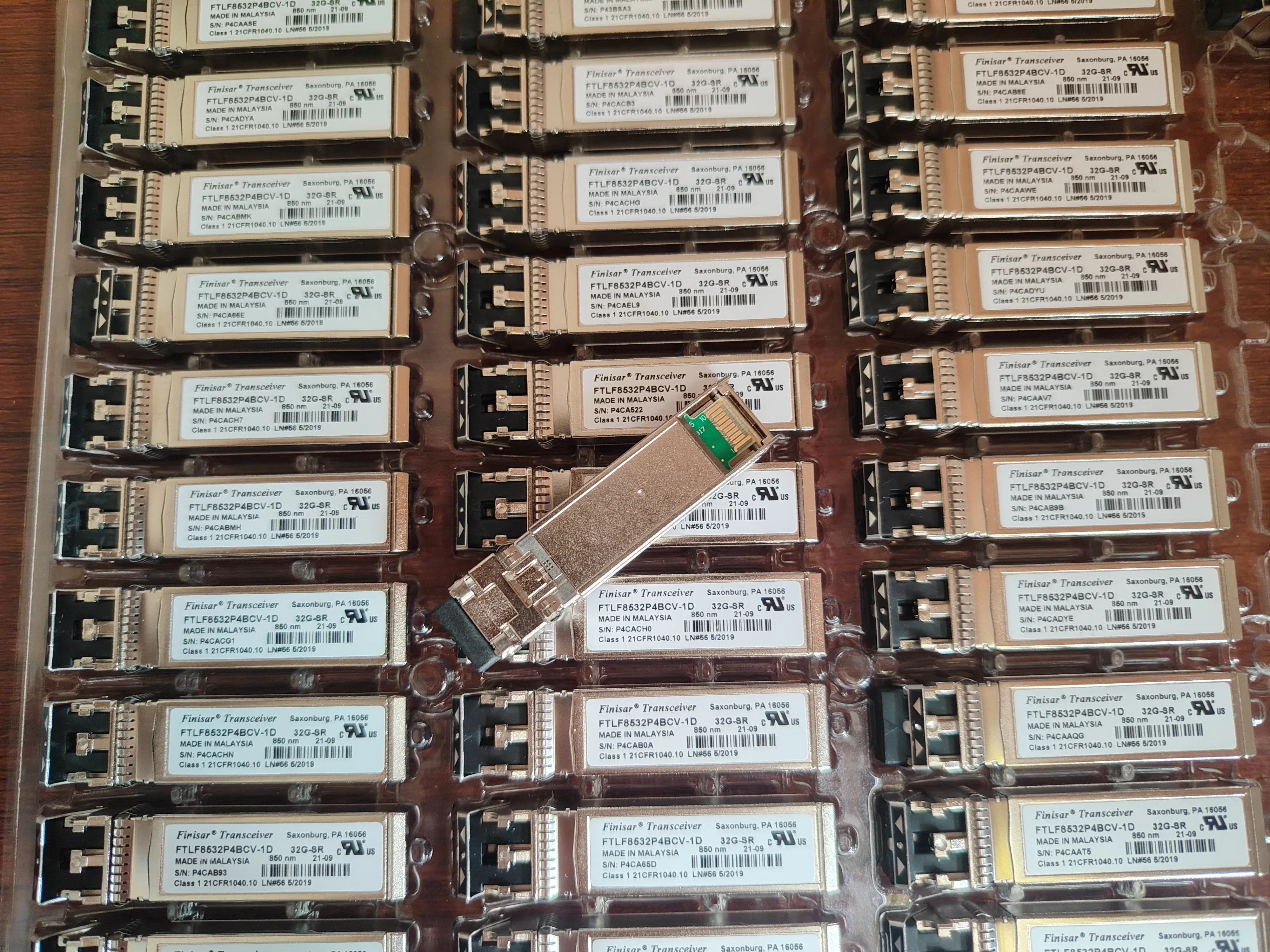 Original NEW HSD MSA 2072 Finisar Transceiver 32G SR FTLF8532P4BCV-1D 850NM 32GB SFP Optical Fiber
Original NEW HSD MSA 2072 Finisar Transceiver 32G SR FTLF8532P4BCV-1D 850NM 32GB SFP Optical Fiber