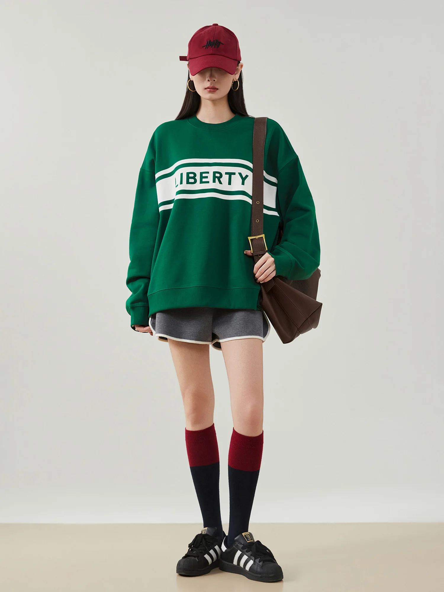 Женская толстовка с круглым вырезом и принтом в стиле ретро, свободного кроя, универсальная, стройнящая, модная новинка весеннего сезона
Женская толстовка с круглым вырезом и принтом в стиле ретро, свободного кроя, универсальная, стройнящая, модная новинка весеннего сезона