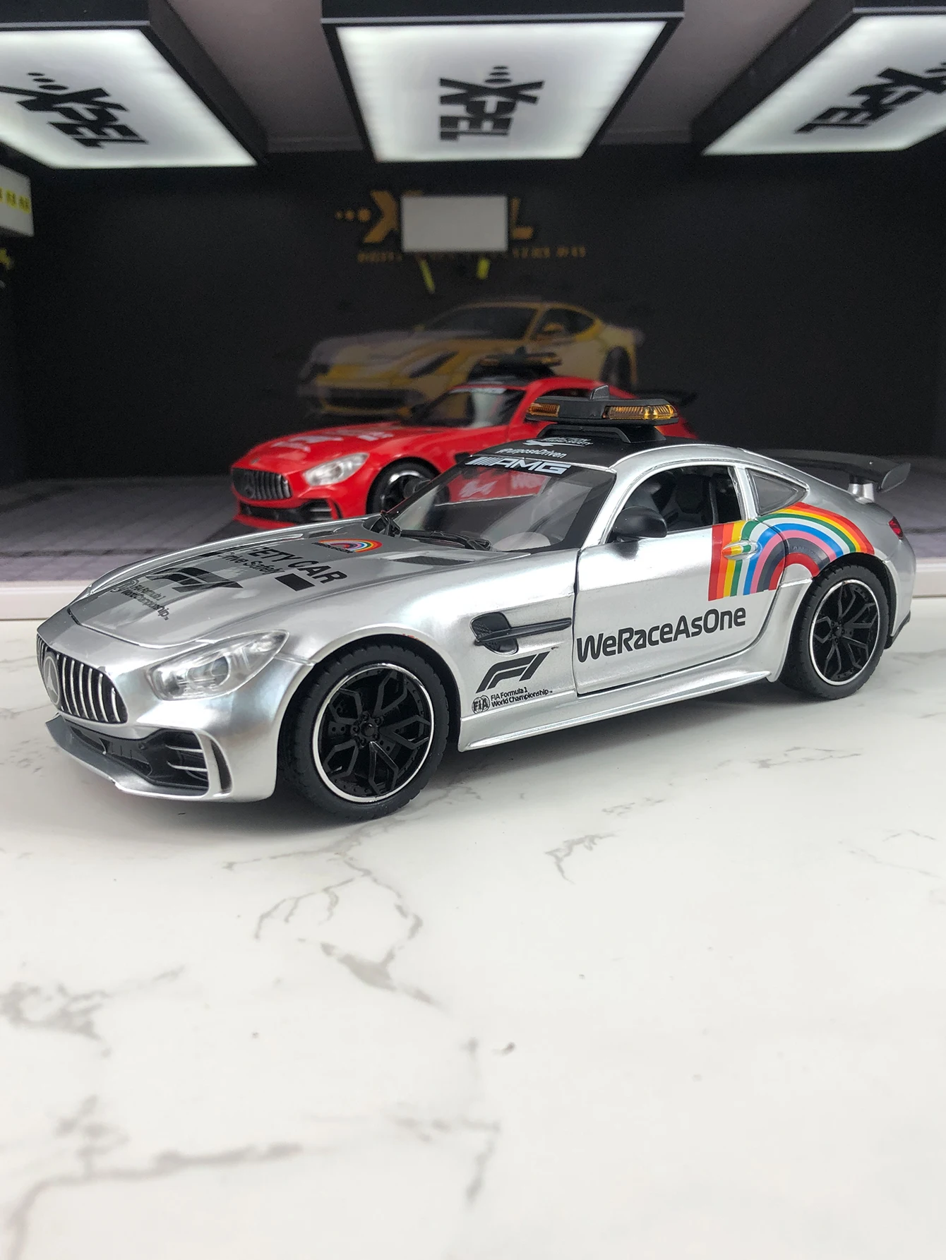 1: 24 simulation zinc alloy runway safety model car, static ornament, metal collectible gift car
1: 24 simulation zinc alloy runway safety model car, static ornament, metal collectible gift car