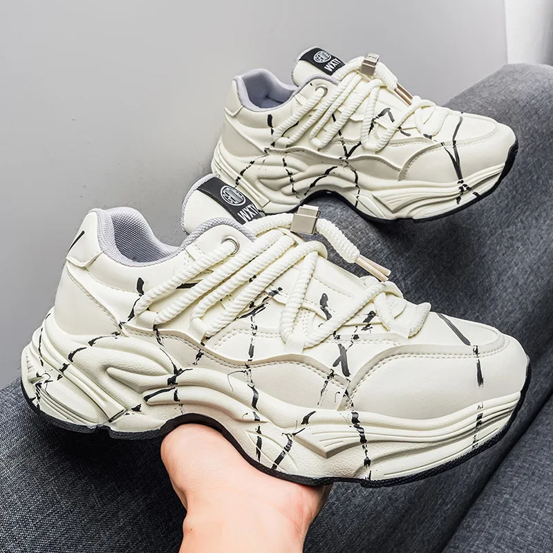 Мужские весенние кроссовки нового стиля с толстой подошвой и увеличенной высотой, повседневные спортивные туфли для активного отдыха, обувь для пап.
Мужские весенние кроссовки нового стиля с толстой подошвой и увеличенной высотой, повседневные спортивные туфли для активного отдыха, обувь для пап.