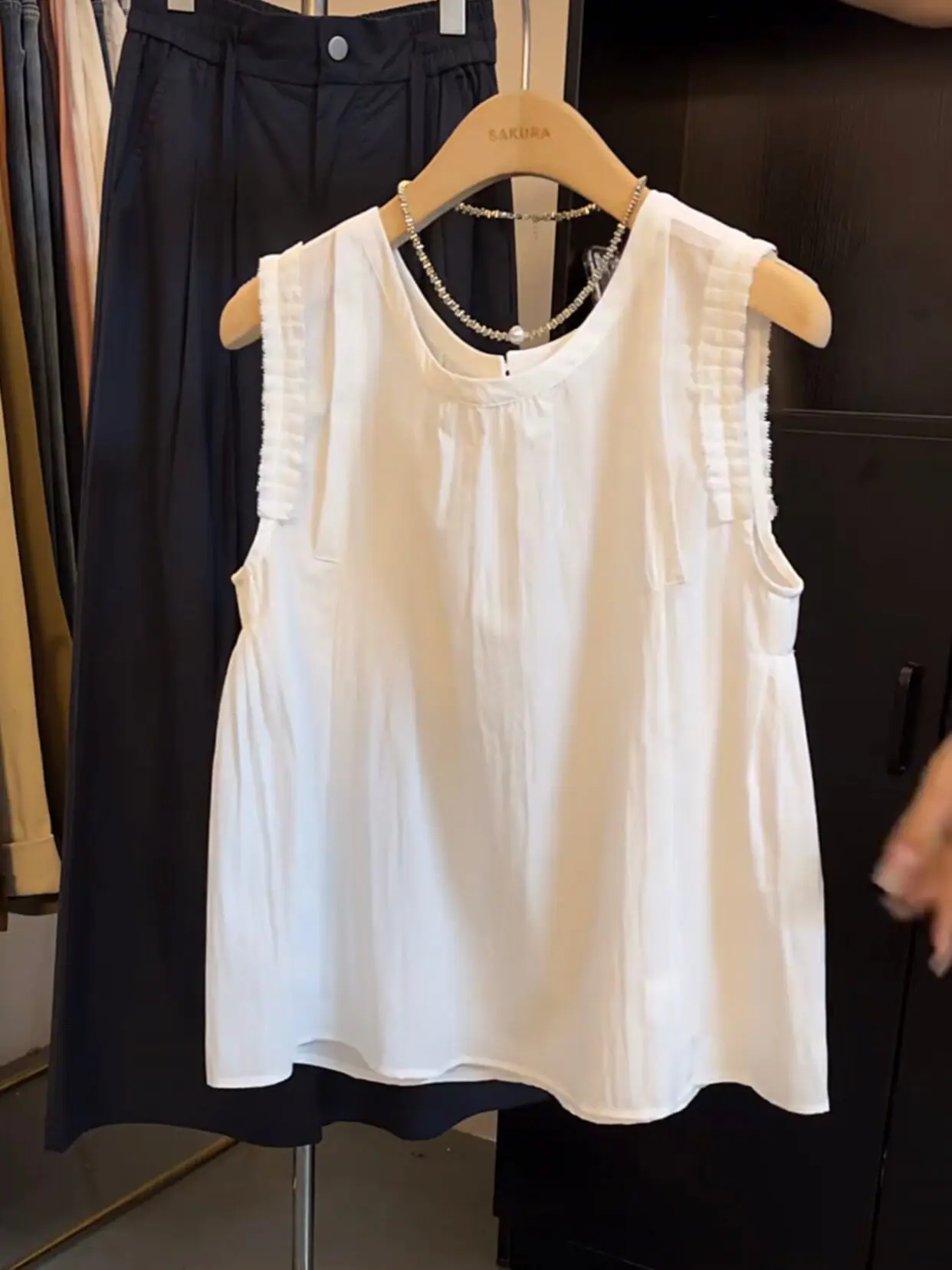 Sweet Youthful Sleeveless round Neck Accordion Pleat Gored Blouse Women Summer Unique Design Sense Vest Small Shirt French St...
Sweet Youthful Sleeveless round Neck Accordion Pleat Gored Blouse Women Summer Unique Design Sense Vest Small Shirt French St...