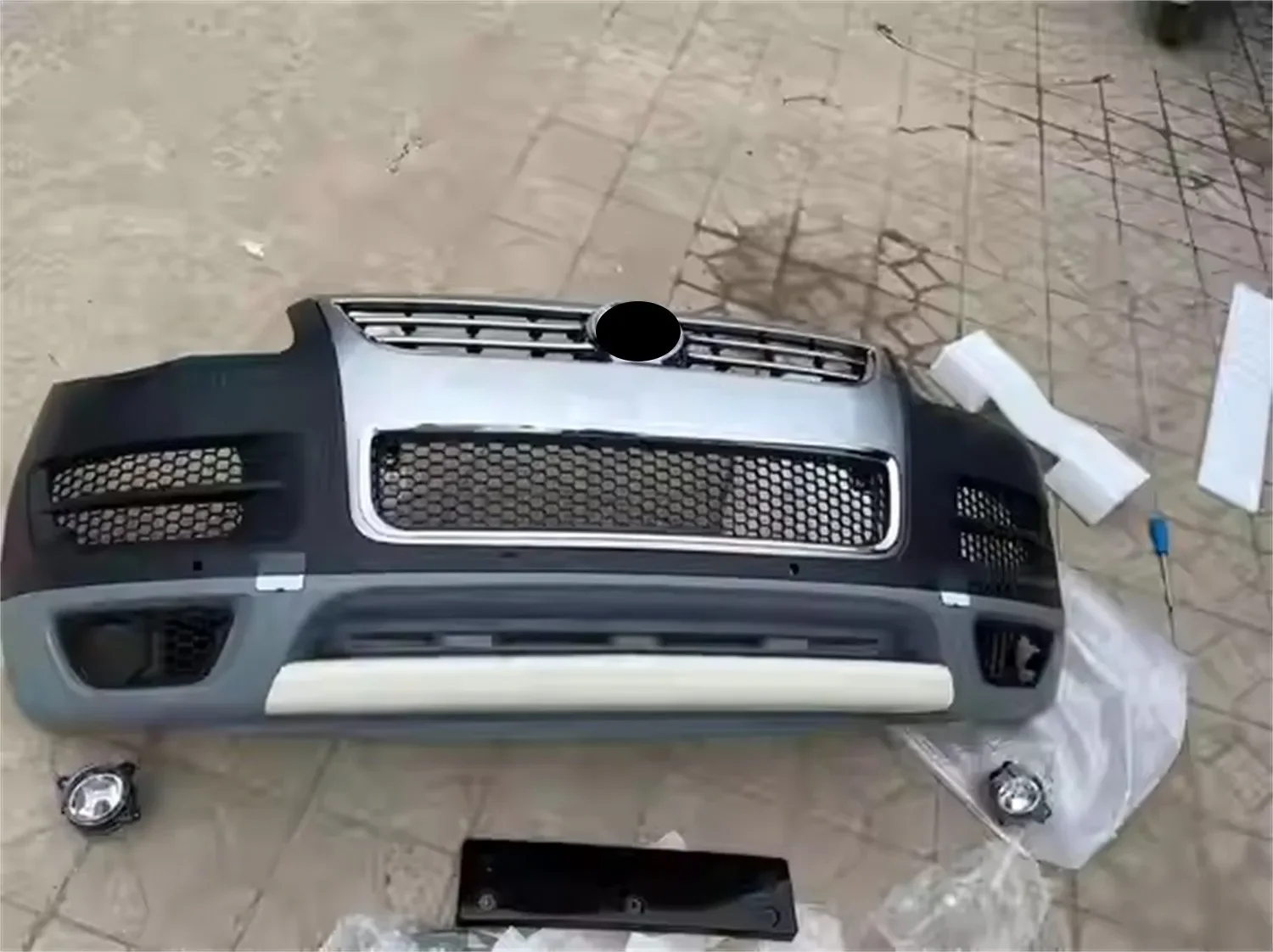 Car Front bumper surrounded Body kit for Volkswagen vw Touareg 2010 Radiator grille
Car Front bumper surrounded Body kit for Volkswagen vw Touareg 2010 Radiator grille
