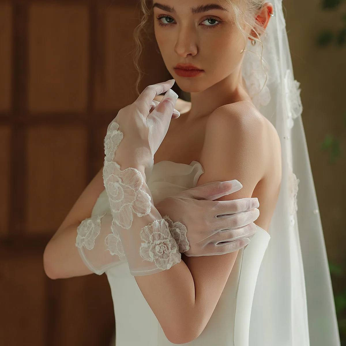 Elegant Bridal Gloves French Style Long Bridal Gloves Floral Applique Wedding Accessories
Elegant Bridal Gloves French Style Long Bridal Gloves Floral Applique Wedding Accessories
