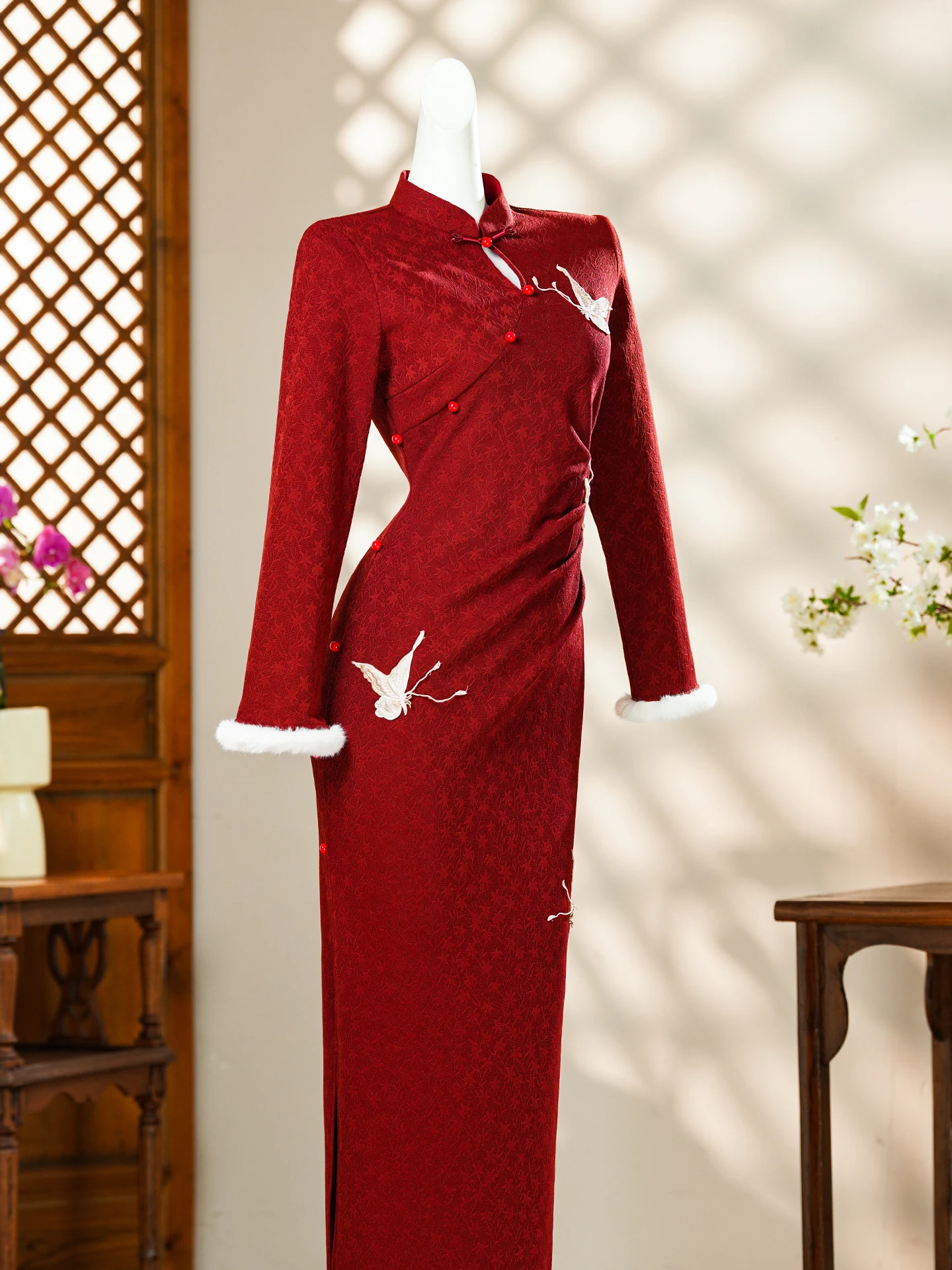 Красное свадебное платье с длинными рукавами и вышивкой в китайском стиле, с низким разрезом, для повседневной носки, с цветочным узором
Красное свадебное платье с длинными рукавами и вышивкой в китайском стиле, с низким разрезом, для повседневной носки, с цветочным узором