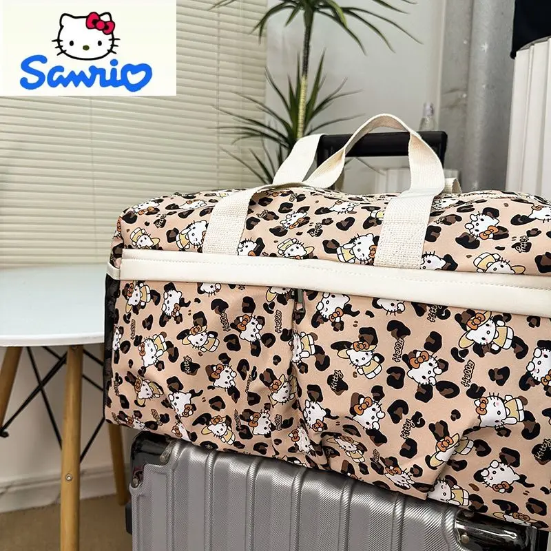 2025 модная ретро новая ручная сумка для фитнеса с героями мультфильмов Hello Kitty для женщин, высококачественная дорожная сумка для багажа большой вместимости 
2025 модная ретро новая ручная сумка для фитнеса с героями мультфильмов Hello Kitty для женщин, высококачественная дорожная сумка для багажа большой вместимости