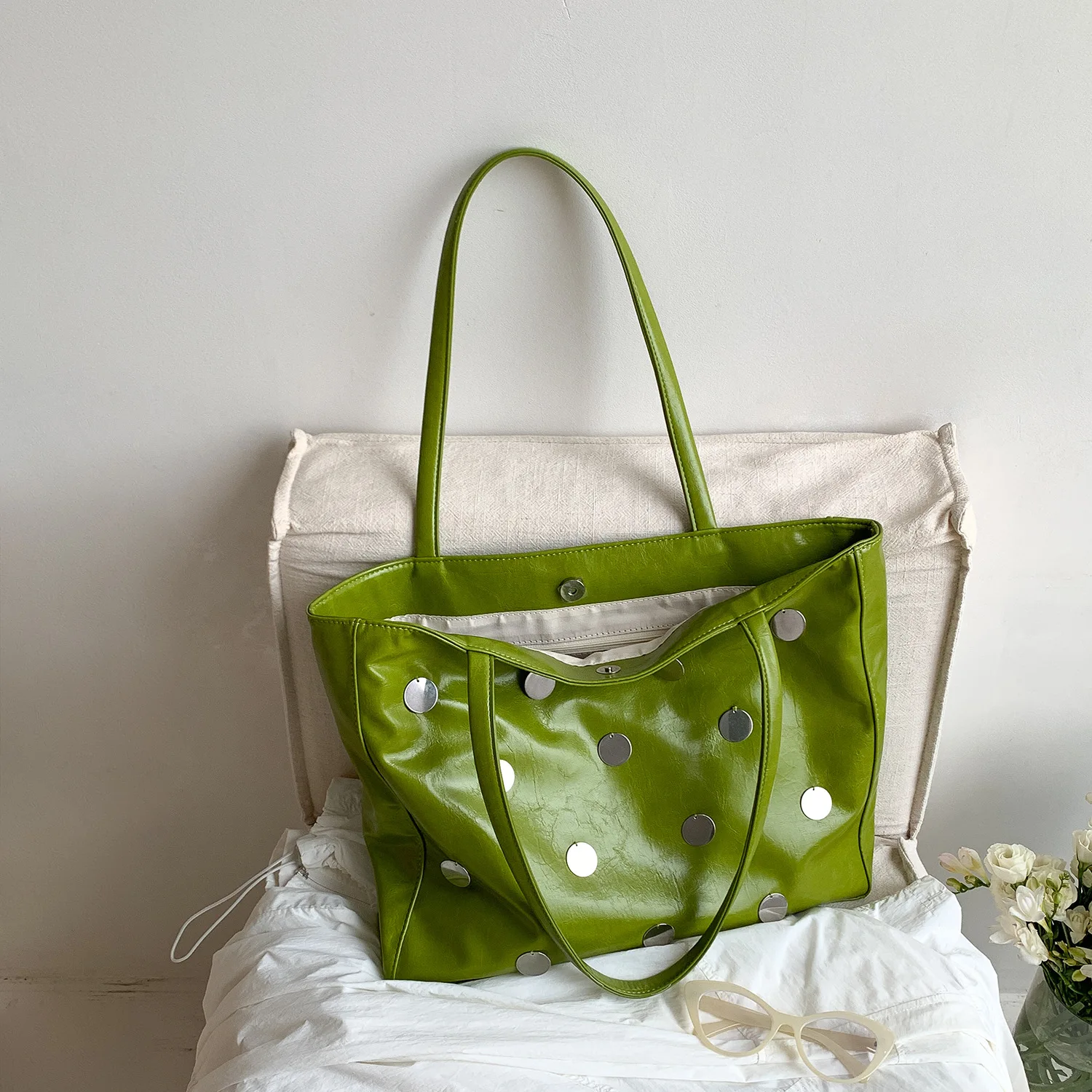 2026 NEW Women Bag Metallic Sheet Tote Shoulder Bag Soft PU Leather Handbags Large Capacity Sequins Shopper Purses Commuter Bags
2026 NEW Women Bag Metallic Sheet Tote Shoulder Bag Soft PU Leather Handbags Large Capacity Sequins Shopper Purses Commuter Bags