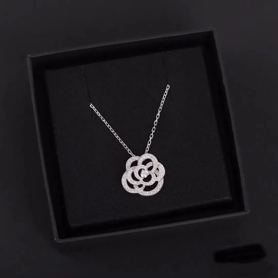 luxury woman necklace 2024 Camellia necklace new trend rose necklace necklace with Sparkling rhinestone 
luxury woman necklace 2024 Camellia necklace new trend rose necklace necklace with Sparkling rhinestone
