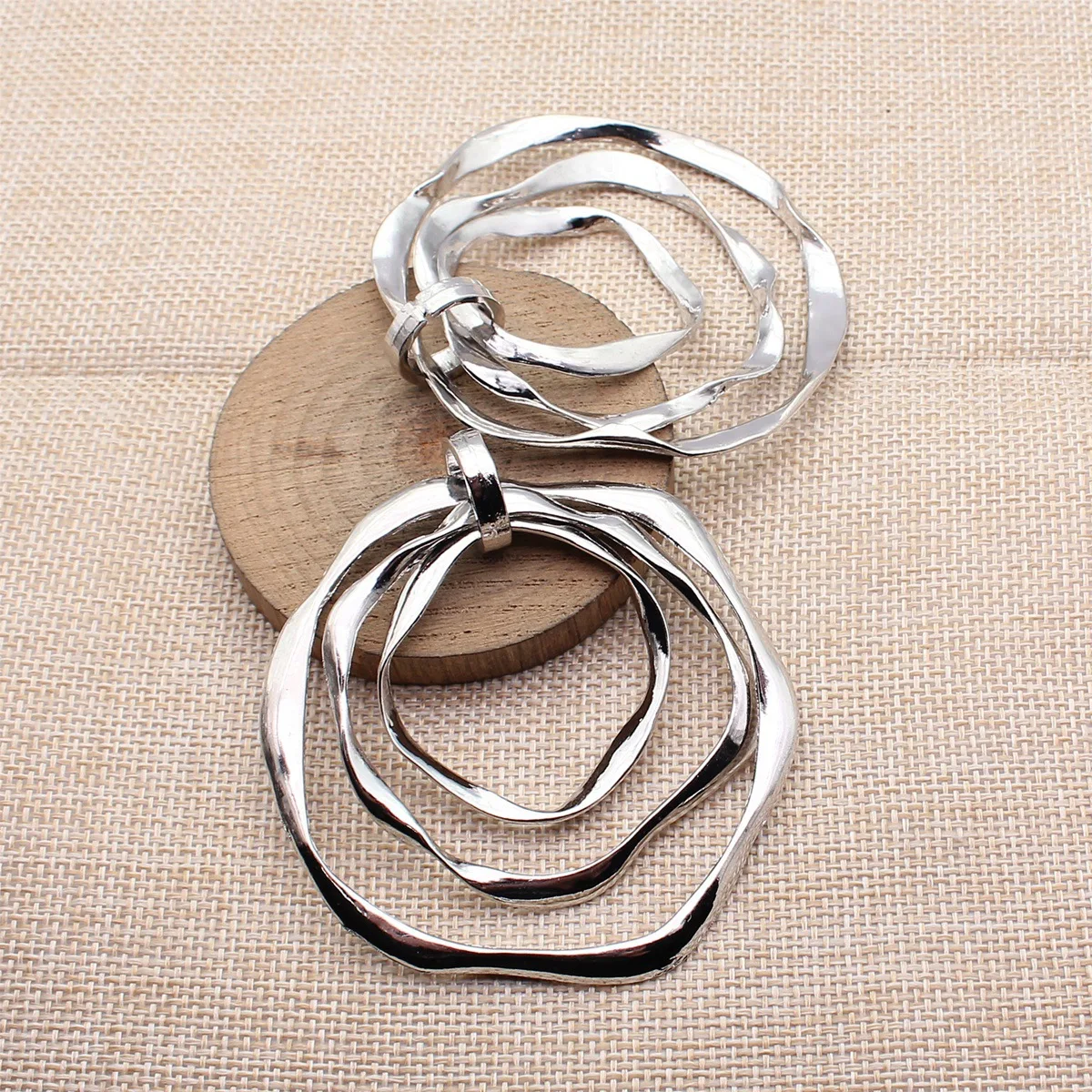 2pcs 71x70mm(2.8x2.76inch) 2 Colors Antique Silver Color Rhodium Color Three-Layered Irregular Hammered Circle Pendants
2pcs 71x70mm(2.8x2.76inch) 2 Colors Antique Silver Color Rhodium Color Three-Layered Irregular Hammered Circle Pendants