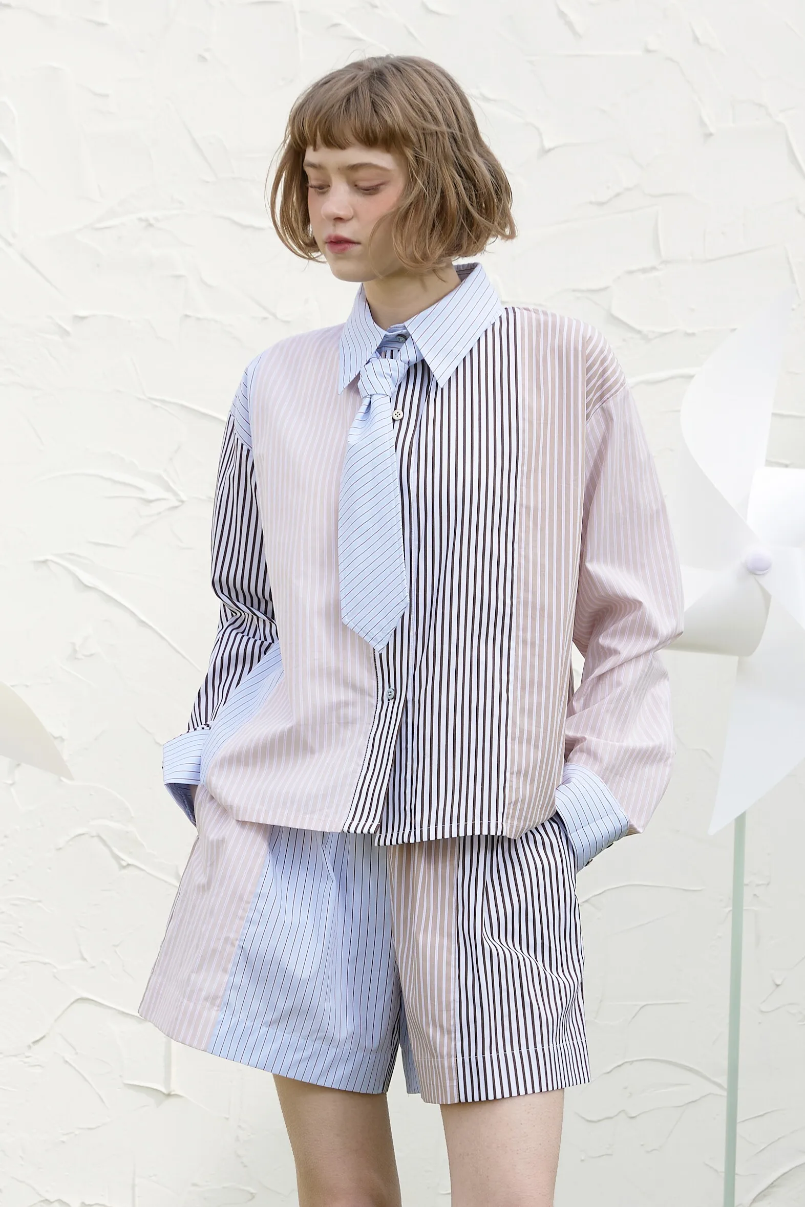 Оригинальный дизайн, полосатая цветная рубашка с длинным рукавом для женщин, из хлопка, прямого кроя, стандартной длины, с модным узором
Оригинальный дизайн, полосатая цветная рубашка с длинным рукавом для женщин, из хлопка, прямого кроя, стандартной длины, с модным узором