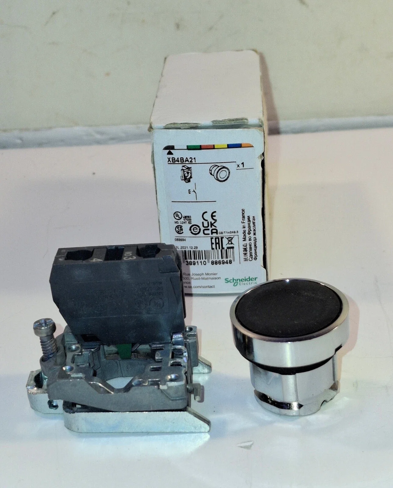 XB4BA metal flat head button XB4BA21 = ZB4BZ101 + ZB4BA2
XB4BA metal flat head button XB4BA21 = ZB4BZ101 + ZB4BA2