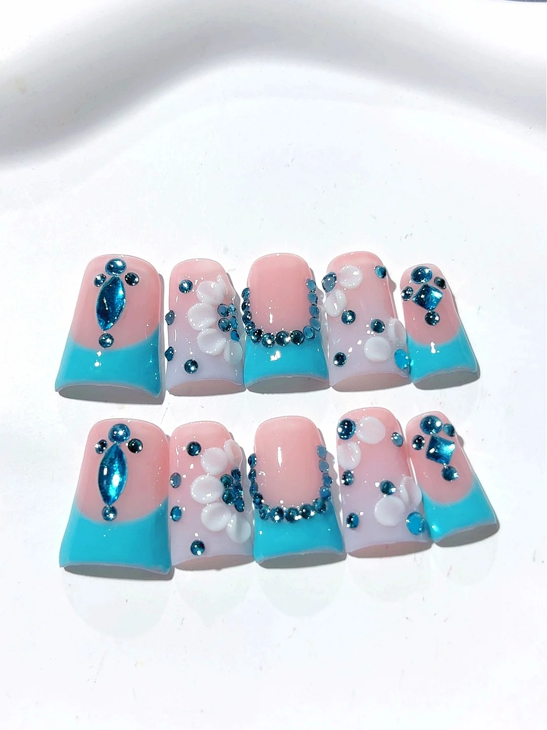 French Style Small Diamond Short Duckbill Style Fashionable Manicure (L255)
French Style Small Diamond Short Duckbill Style Fashionable Manicure (L255)